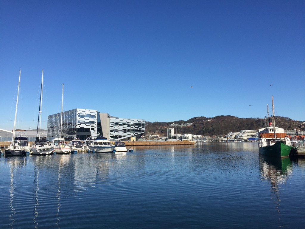 Gjestehavna i Vågen i Sandnes, med Oscar II og det nye kontoret til Sandnes Sparebank.