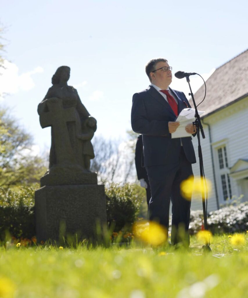 Arne Buchholdt Espedal taler ved kransnedleggelse ved Høyland kirke 17. mai 2021.